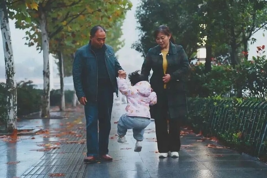 Chủ nhà đi tù, bảo mẫu giúp nuôi con suốt 5 năm