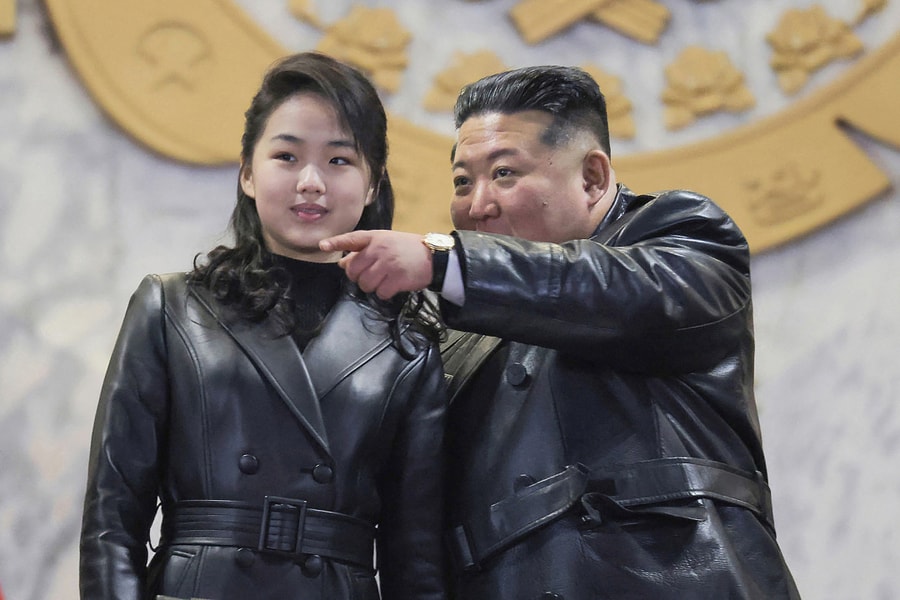 Con gái ông Kim Jong-un gây chú ý vì mặc áo da giống cha