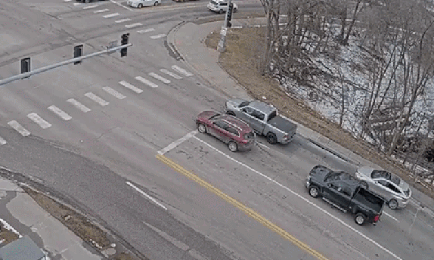 Hai ôtô sụt hố khi đang dừng đèn đỏ