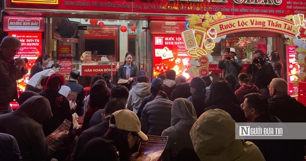 Xuyên đêm xếp hàng mua vàng bạc ngày vía Thần Tài: Người lớn giữ lệ mua vàng, giới trẻ chuộng bạc tích lũy