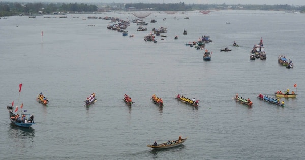 Sông Thu Bồn hóa “sân khấu” ngày đầu năm, người già trẻ nhỏ cùng hòa nhịp hội xuân