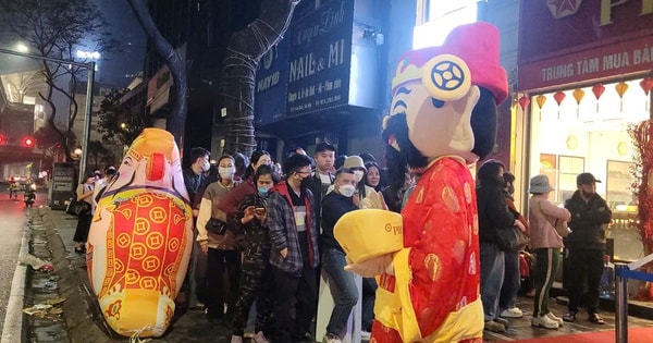 VIDEO: Hàng trăm người đi xếp hàng mua vàng từ nửa đêm