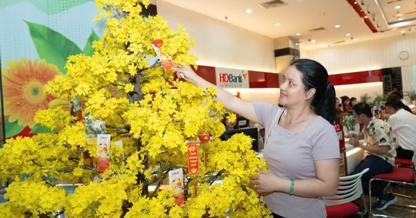 Cả ngày vía Thần Tài, khách “đua" gửi tiết kiệm