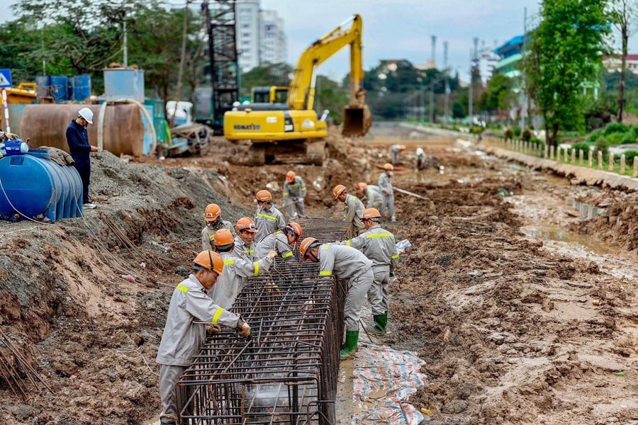 Rộn ràng khí thế lao động trên các công trường những ngày đầu Xuân