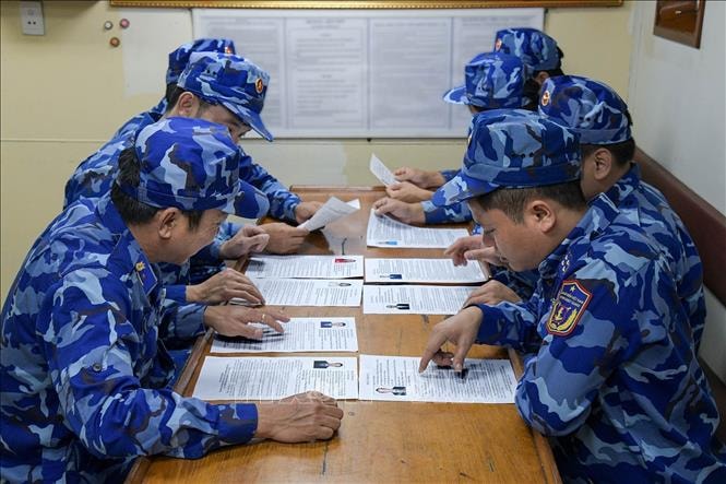 Tổ chức bầu cử sớm cho cử tri làm nhiệm vụ trên biển an toàn, nghiêm túc