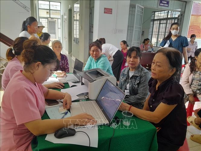 Hướng tới tầm nhìn toàn diện trong chăm sóc sức khỏe bà mẹ, trẻ em