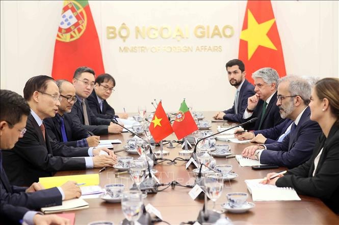 Bộ trưởng Ngoại giao Lê Hoài Trung hội đàm với Bộ trưởng Quốc vụ, Bộ trưởng Ngoại giao Bồ Đào Nha
