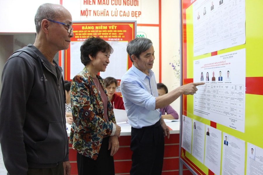 Nhân dân Thủ đô háo hức xem thông tin ứng viên đại biểu Quốc hội