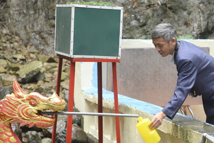 Du khách đua nhau lấy "nước thánh" cầu may mắn ở ngôi đền thiêng