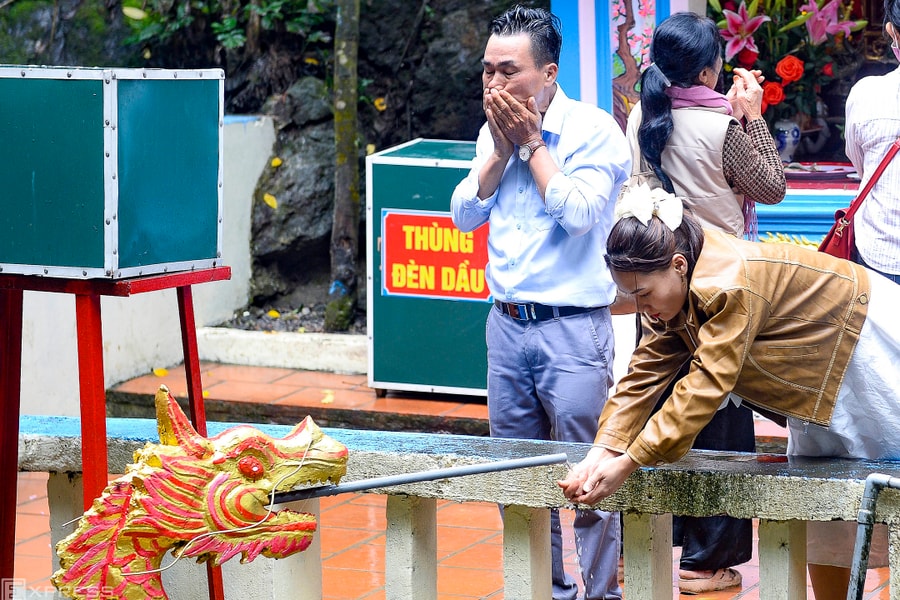 Người dân tìm về đền Phủ Na xin 'nước thánh'