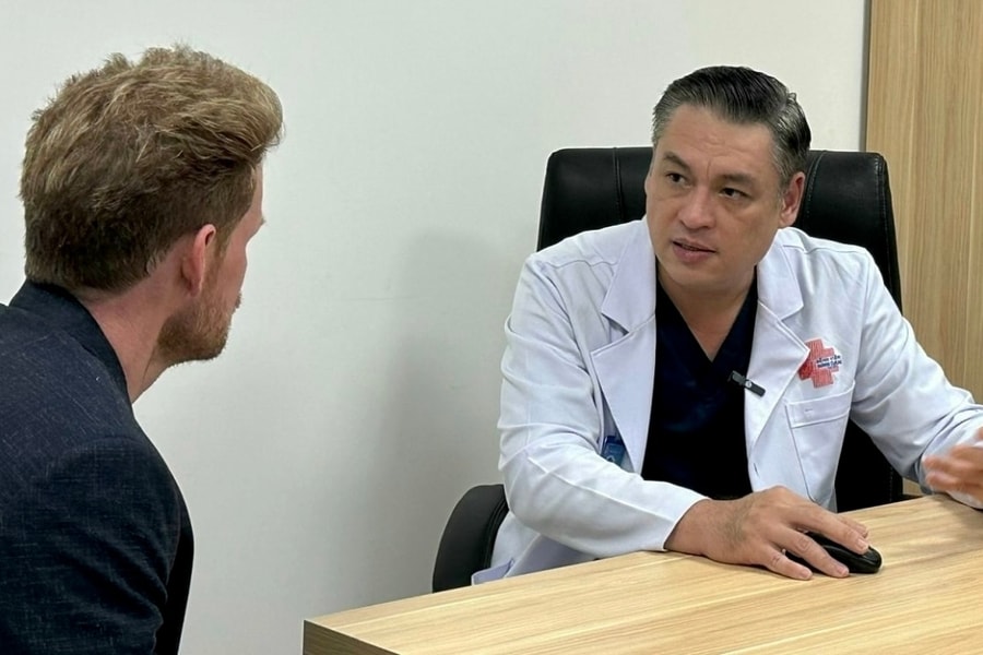 Bác sĩ tháo 'bản án' đeo túi nước tiểu cho hàng nghìn người