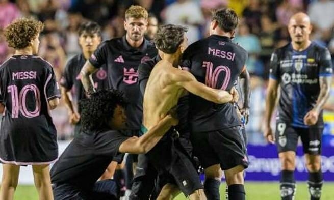 Khán giả xông vào sân kéo ngã Messi