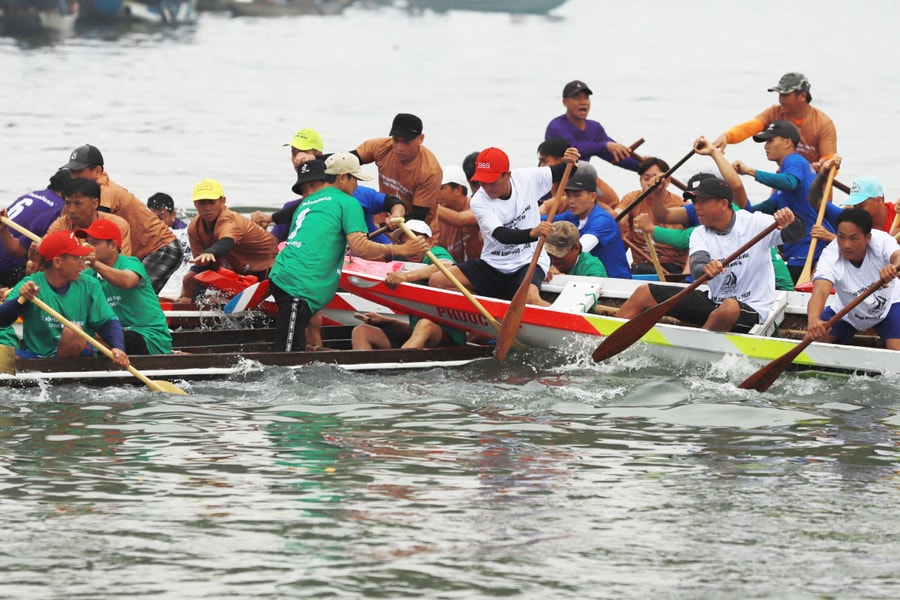 Kịch tính đua thuyền trong Lễ cầu ngư cửa biển Thuận An