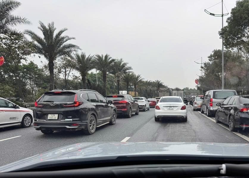 6 xe tông liên hoàn, đường ra sân bay Nội Bài tắc cứng