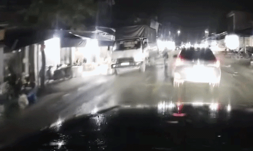 Tài xế xe tải mở cửa hất văng người đi xe máy