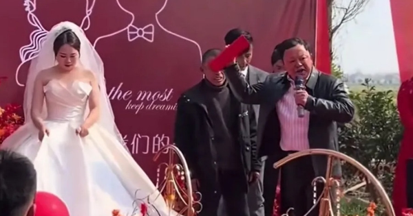 Giữa hôn lễ, bố cô dâu làm một việc khiến chú rể ôm mặt khóc nức nở