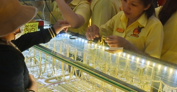 Giá vàng hôm nay 27-2 tiếp tục sụt giảm