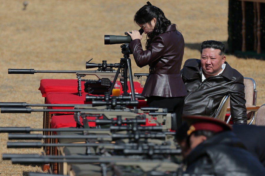 Ông Kim Jong-un cùng con gái thử nghiệm súng bắn tỉa thế hệ mới của Triều Tiên