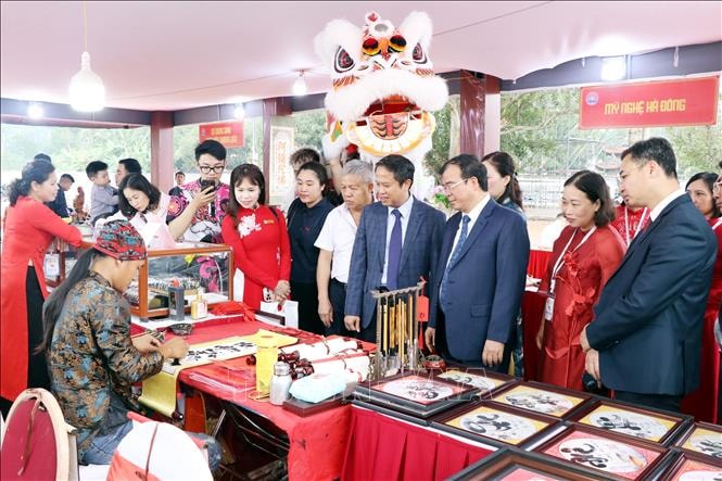 Tôn vinh, xúc tiến thương mại các sản phẩm tiêu biểu và tinh hoa làng nghề