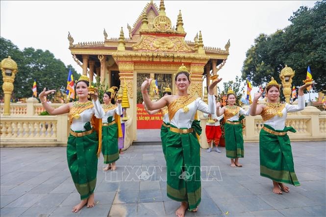 Rộn ràng 'Sắc Xuân trên mọi miền Tổ quốc'