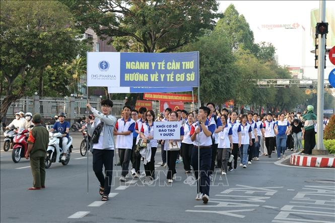 Đông đảo người dân tham gia đi bộ, ủng hộ xây dựng y tế cơ sở