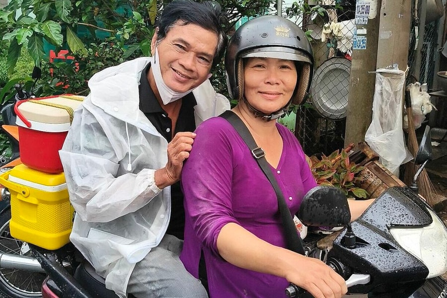 Mai Trần làm shipper phụ vợ mưu sinh