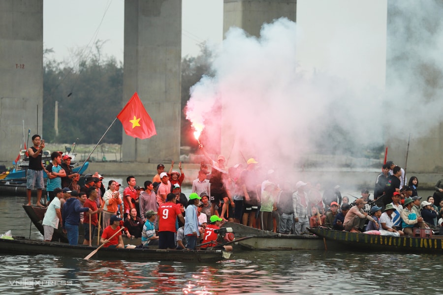 Lật thuyền khi xem đua ghe, hai mẹ con tử vong
