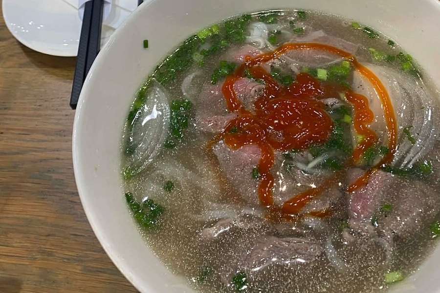 Bát phở bò giá 346.000 đồng ở sân bay đắt hay rẻ?