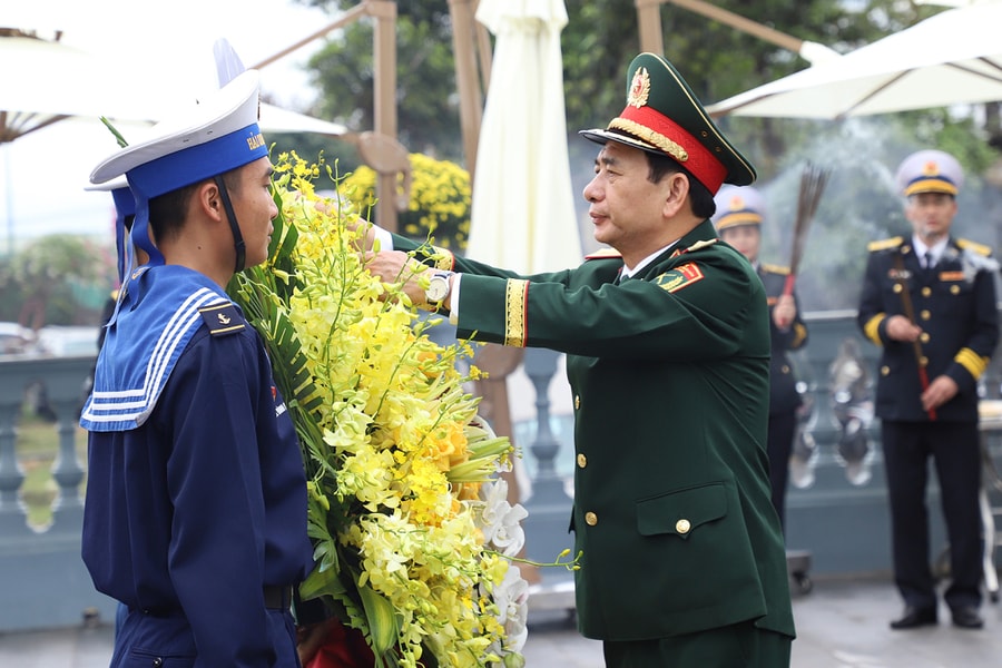 Bộ trưởng Quốc phòng dâng hương tưởng niệm đại tướng Võ Nguyên Giáp