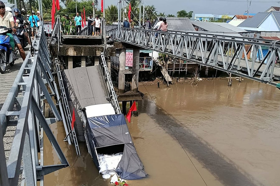 Ôtô chở gạo làm sập cầu ở Cần Thơ