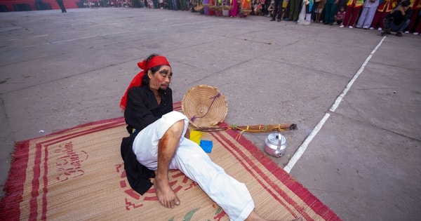 4 giờ sáng, cả làng í ới gọi nhau ra đình xem diễn trò