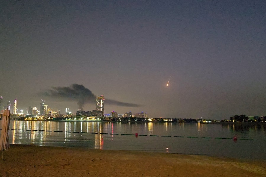 Iran phóng tên lửa đáp trả Mỹ - Israel, khách sạn hạng sang Dubai cháy lớn