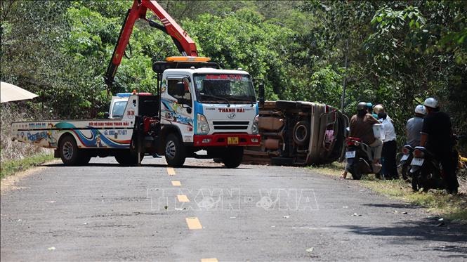 Đồng Nai: Lật xe ô tô khiến hai bà cháu tử vong