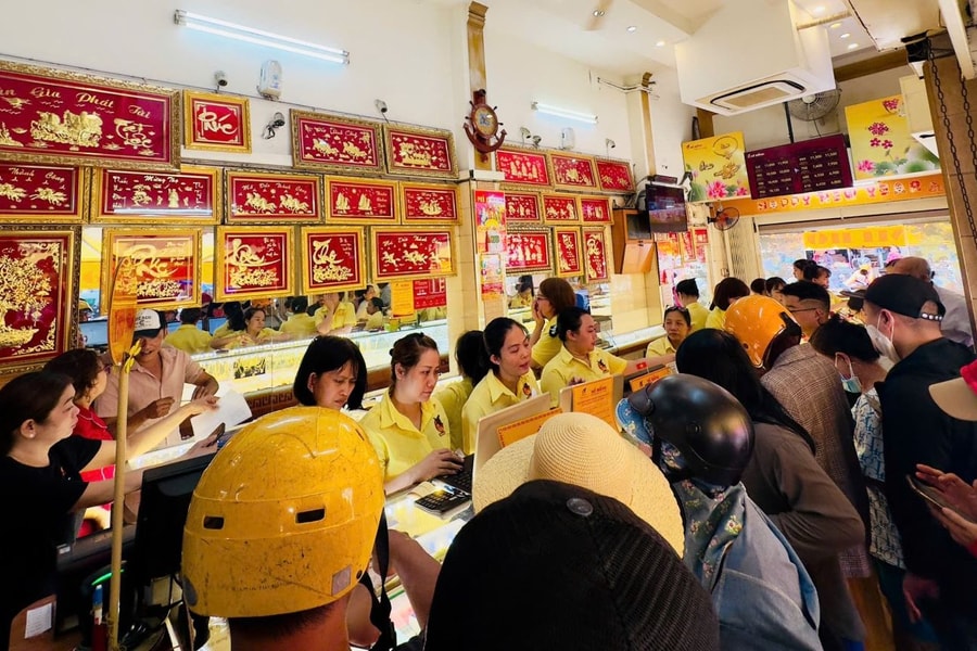 Giá vàng lập kỷ lục toàn cầu, thị trường Việt Nam trước phép thử niềm tin