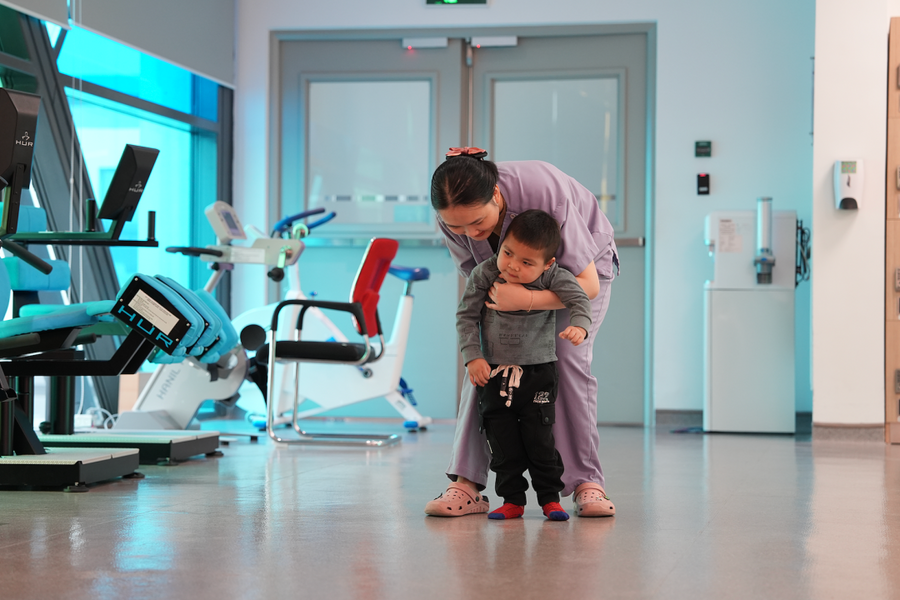 Bệnh viện từng trả về, bé trai sống thực vật đi lại được sau 3 tháng