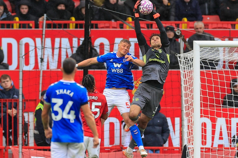 Lammens - Gã 'mọt sách' ưa thích sự hỗn loạn trong bóng cố định