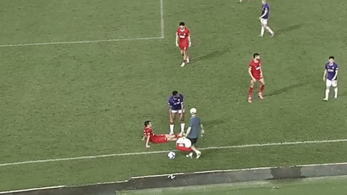 Cầu thủ Hà Nội FC bị đuổi vì kéo lê đối thủ khỏi sân