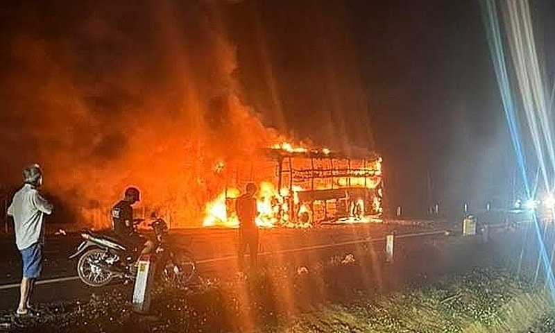 Ôtô giường nằm chở 44 khách bốc cháy
