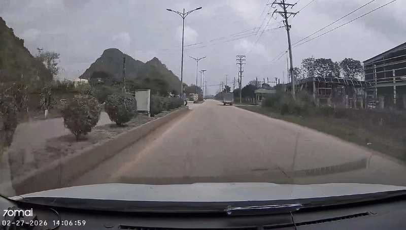 Ôtô đánh lái như chơi game tránh xe máy 'từ dưới đất chui lên'