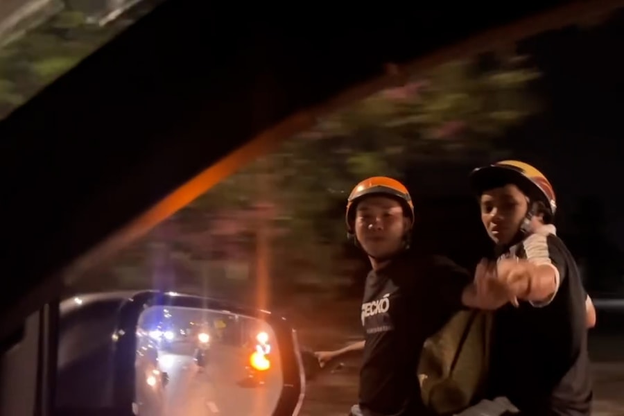 Cảnh sát làm việc với người chặn đầu taxi chửi bới