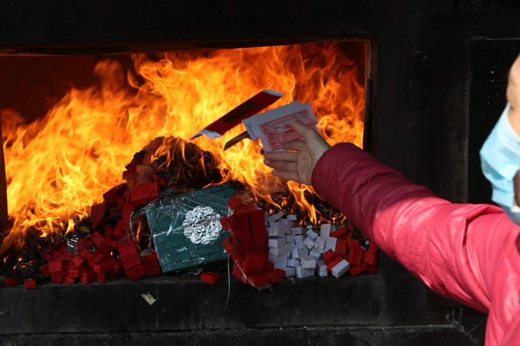 Sẽ không để vàng mã 'thiêu rụi' giá trị văn hóa