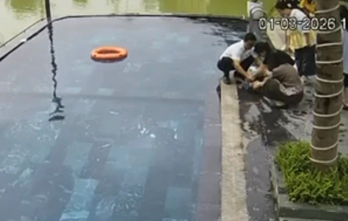 Bé trai ngừng thở ở khu du lịch, bác sĩ ép tim cứu sống