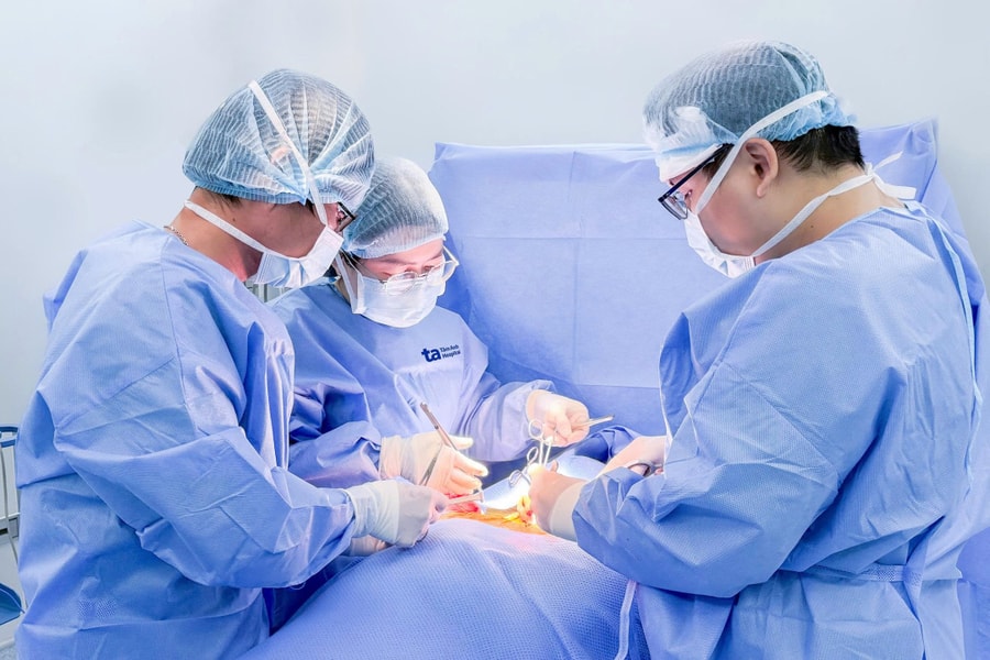 Cắt toàn bộ tuyến giáp triệt căn ung thư