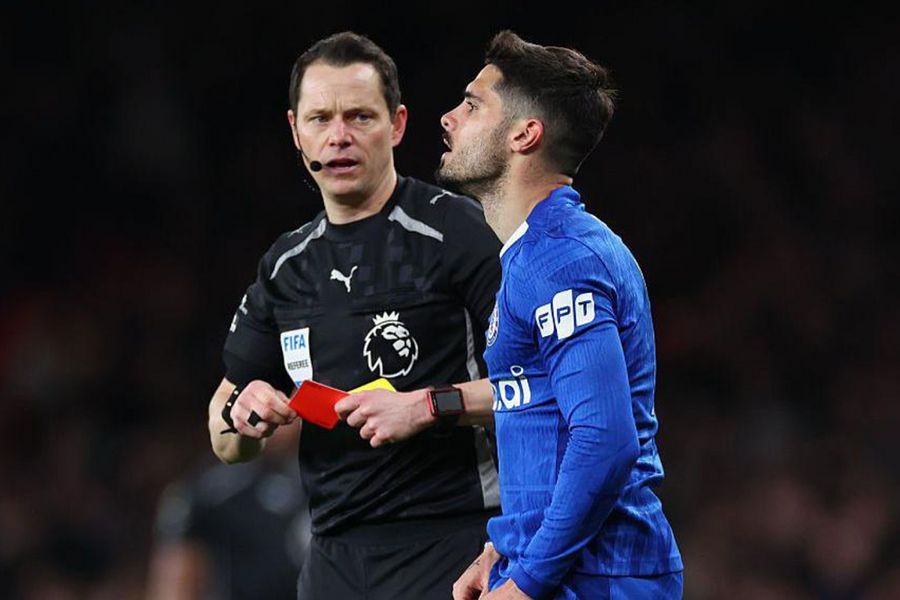 HLV Rosenior thừa nhận Chelsea có vấn đề kỷ luật nghiêm trọng