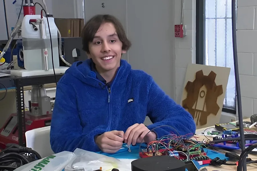 Cậu bé 12 tuổi chế tạo thành công lò phản ứng nhiệt hạch