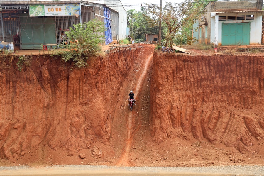 Nhà dân nằm chênh vênh trên tỉnh lộ sau mở rộng