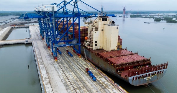 Hình ảnh cảng Phước An đón chuyến tàu đầu tiên của hãng tàu lớn nhất thế giới