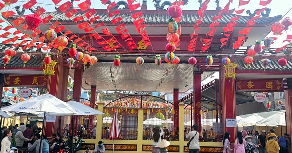 Hình ảnh khác lạ tại Chùa Bà Bình Dương vào mùng 7 tháng Giêng