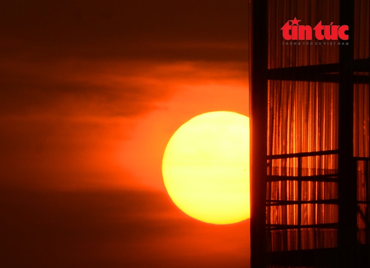 Mặt trời như ‘trứng muối’ nhuộm cam bầu trời TP Hồ Chí Minh