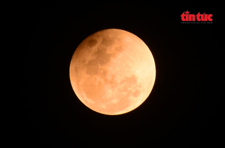 Chiêm ngưỡng khoảnh khắc ‘trăng máu’ đỏ rực bầu trời TP Hồ Chí Minh